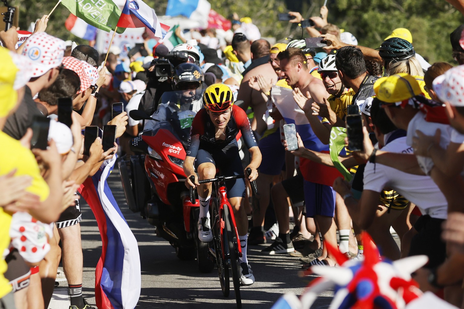 epa10071042 Spectators cheer for British rider Thomas Pidcock of Ineos Grenadiers during the 12th stage of the Tour de France 2022 over 165.1km from Briancon to Alpe d&#039;Huez, France, 14 July 2022. ...