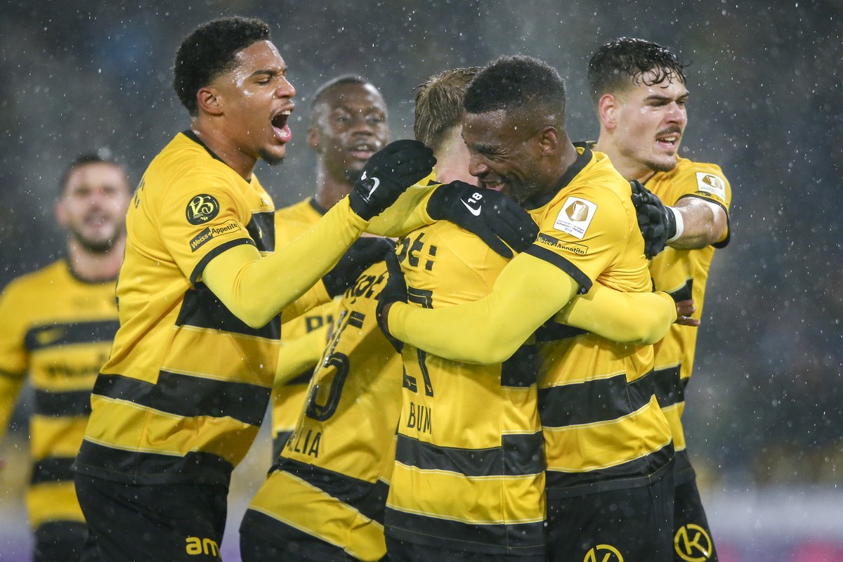YB's Jean-Pierre Nsame, 2. von rechts, feiert sein Tor im Fussball Meisterschaftsspiel der Super League zwischen den Berner Young Boys und dem FC St. Gallen am Samstag, 9. Dezember 2023, im Wankd ...