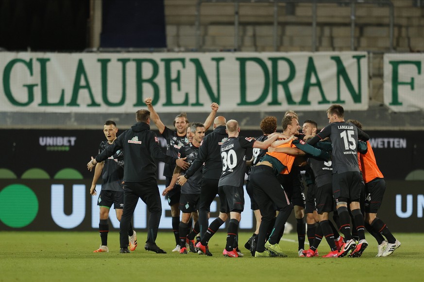 epa08531310 Bremen&#039;s players celebrate after the German Bundesliga relegation playoff, second leg soccer match between 1. FC Heidenheim and Werder Bremen in Heidenheim, Germany, 06 July 2020. EPA ...