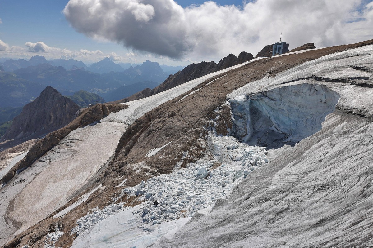News Themen der Woche KW27 News Bilder des Tages July 5, 2022, Canazei, Italy: An aerial view taken from a helicopter of the missing part of a glacier that collapsed triggering an avalanche on the Mar ...