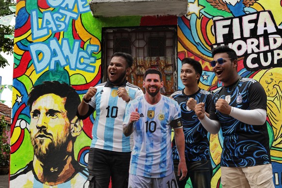 epa13060070 Soccer fans cheer with a cut-out of Messi as they celebrate Leonel Messi's 39th birthday near a street mural in Kolkata, India, 24 June 2026. EPA/PIYAL ADHIKARY