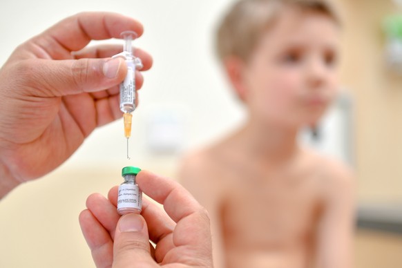 epa07512143 A pediatrician shows a measles vaccine in a hospital in Schwelm, Germany, 17 April 2019. With 112,000 cases worldwide in the first three months of this year, the number of measles cases ha ...