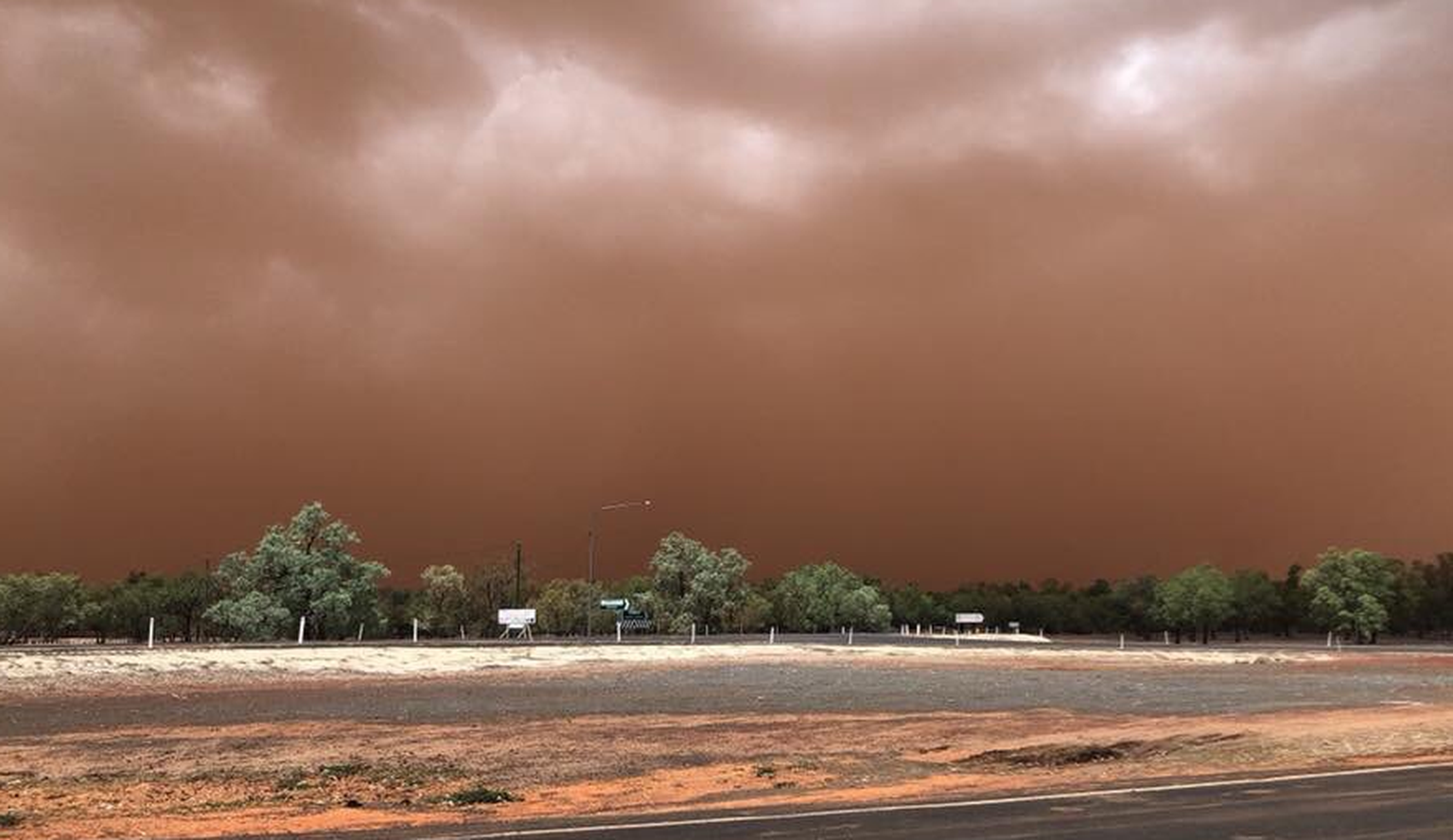 Eine orange Wand überrollte das Städtchen Charleville in Queensland.