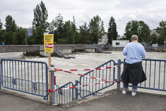 Eine Informationstafel weist auf das Badeverbot in der Limmat hin, aufgenommen am Mittwoch, 14. Juli 2021 in Zuerich. (KEYSTONE/Ennio Leanza).