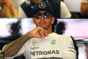 Hamilton muss abwarten. Sein Motor hat Probleme.&nbsp;