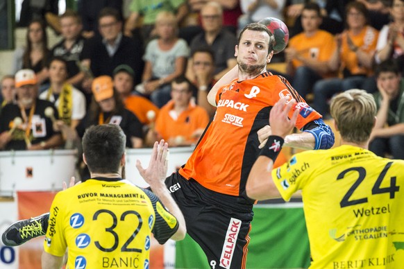 David Graubner von Schaffhausen, Mitte, gegen Vedran Banic, links, und Tobias Wetzel von St. Gallen, im zweiten Playoff-Finalspiel der Swiss Handball League zwischen dem TSV St. Otmar und den Kadetten ...