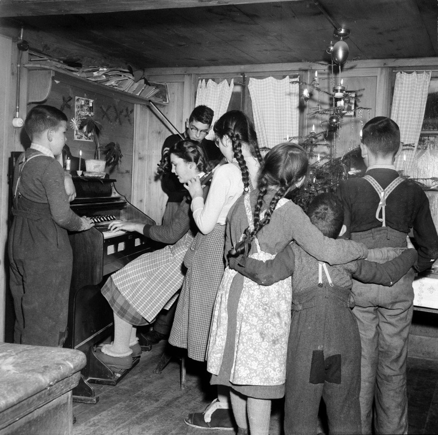 Bei einer Bauerngrossfamilie, wohnhaft in Heiligeland im Westen von Affoltern im Emmental, Kanton Bern, Schweiz, wird am 24. Dezember 1956 Weihnachten gefeiert. Die aelteren Geschwister musizieren, di ...