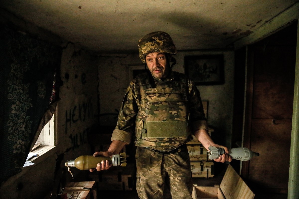 epa10758501 A Ukrainian serviceman of the 24 separate mechanized brigade named after King Danylo, holds mortar shells at a military positions in the Donetsk region, 20 July 2023. The war in Ukraine, w ...