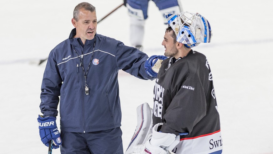 Der neue ZSC Trainer Serge Aubin spricht mit Torhueter Niklas Schlegel, rechts, beim Trainingsauftakt in der Eishalle in Oerlikon aufgenommen am Freitag, 10. Juli 2018, in Zuerich. (KEYSTONE/Aladin Kl ...