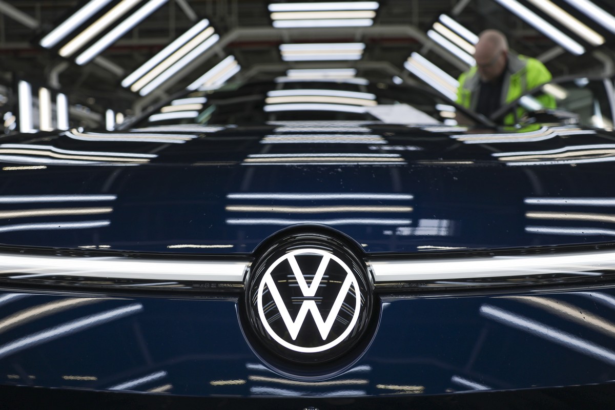 epa12774814 A VW logo is seen at the Volkswagen electric car factory in Emden, Germany, 24 February 2026. The Volkswagen (VW) factory in Emden builds fully electric Volkswagen vehicles such as the ID. ...