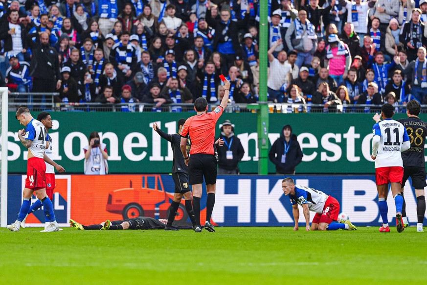Rote Karte/Platzverweis Miro Muheim Hamburger SV, 28 GER, Hamburger SV vs. FC Augsburg, Fussball, 1. Bundesliga, Spieltag 28, Saison 2025/2026, 04.04.2026 DFL REGULATIONS PROHIBIT ANY USE OF PHOTOGRAP ...