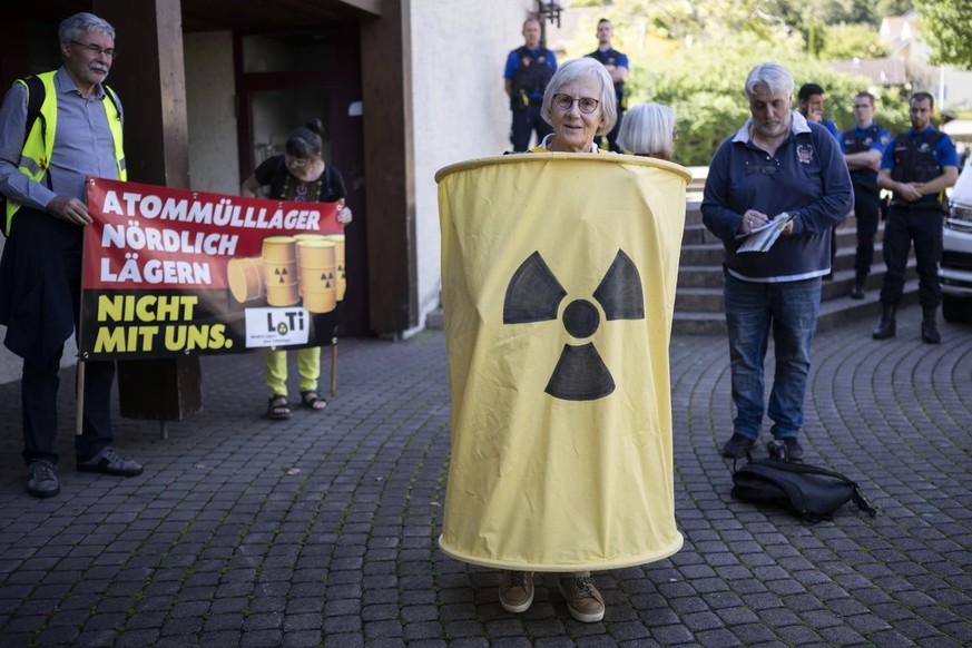 Aktivisten demonstrieren im September 2022 gegen das Atomendlager in der Standortregion Nördlich Lägern – auch gegen das Gesuch für das Projekt melden sie Bedenken an.