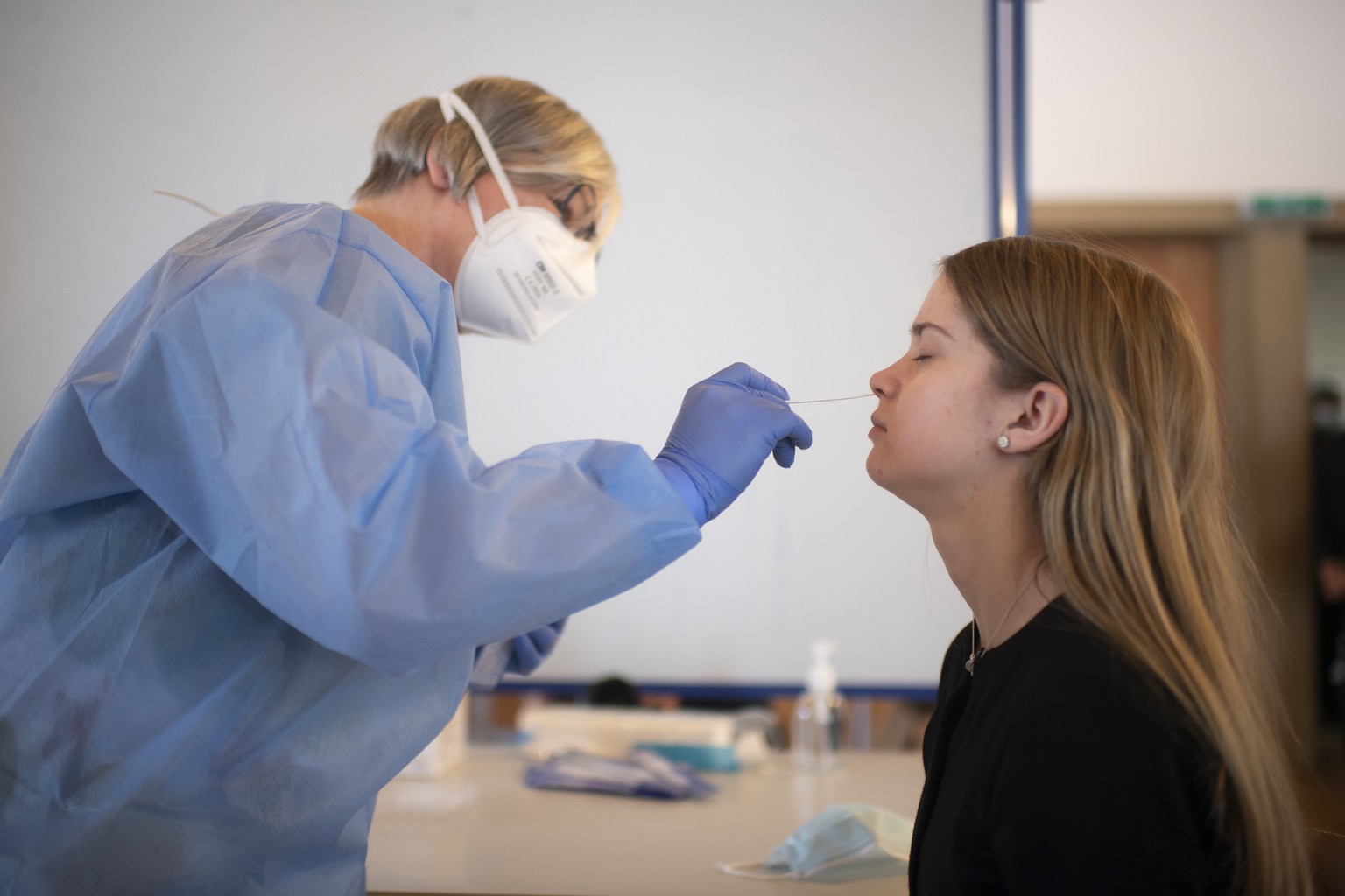 Eine Schuelerin unterzieht sich einem PCR Test, an der Evangelischen Mittelschule Schiers, am Freitag, 8. Januar 2021, in Schiers. In der Schule Malans, vor Ort und im Bildungszentrum Palottis wurden  ...