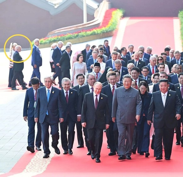 Der chinesische Präsident Xi Jinping im grauen Anzug, links von ihm, der russische Präsident Wladimir Putin, rechts Nordkoreas Führer Kim Jong Un. Ganz hinten links: Alt-Bundesrat Ueli Maurer.
