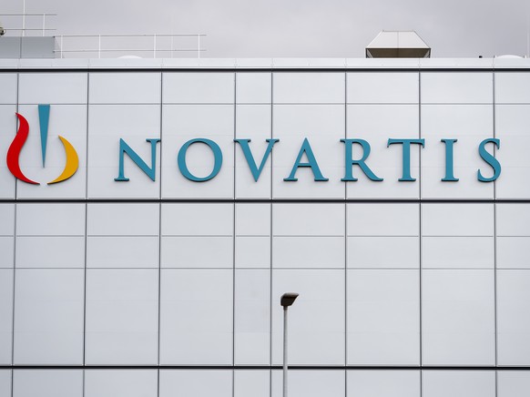 ARCHIV -- Das Novartis-Logo an einem Produktionswerk von Novartis in Stein, am Montag, 3. September 2018. Der Pharmakonzern Novartis plant einen groesseren Stellenabbau, wie das Unternehmen am Diensta ...