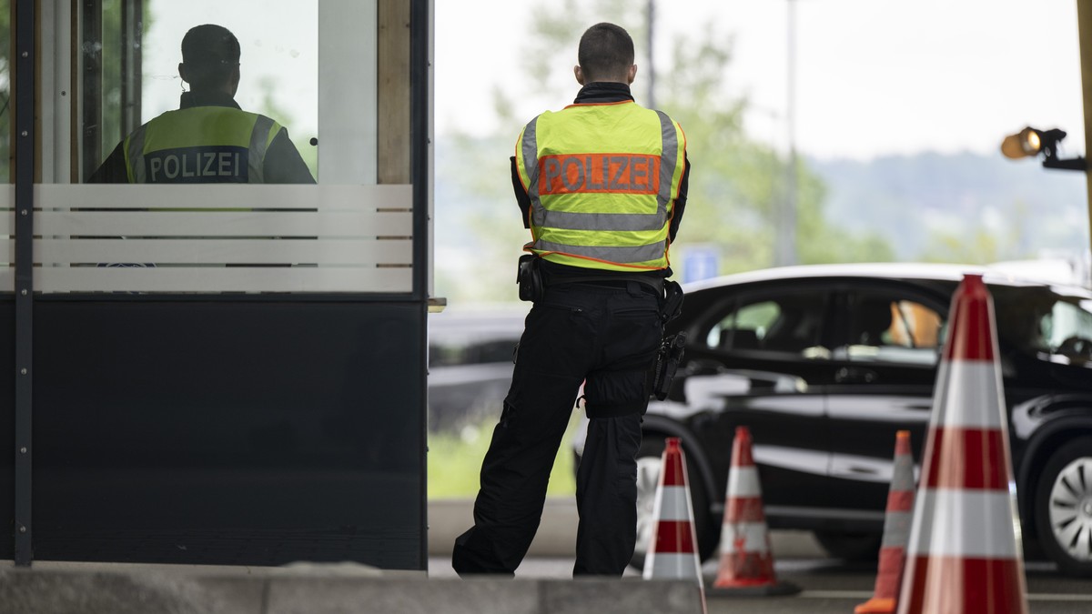 KEYPIX - Deutsche Bundespolizisten stehen am Zollamt Konstanz-Autobahn an der Grenze zwischen Kreuzlingen in der Schweiz und Konstanz in Deutschland, aufgenommen am Freitag, 9. Mai 2025. (KEYSTONE/Gia ...