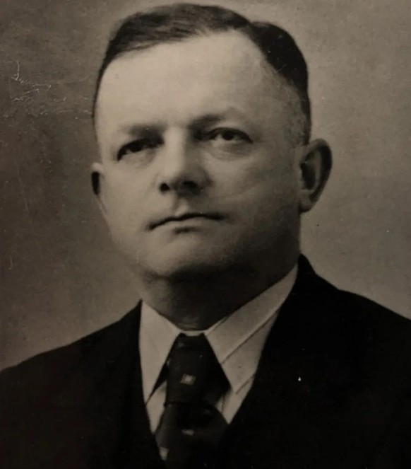 Georg Trump wurde 1940 nach Bern versetzt, wo er mit seiner Frau und seiner Tochter bis zur Ausweisung im Jahr 1945 lebte.
https://www.recherche.bar.admin.ch/recherche/#/de/archiv/einheit/5294472