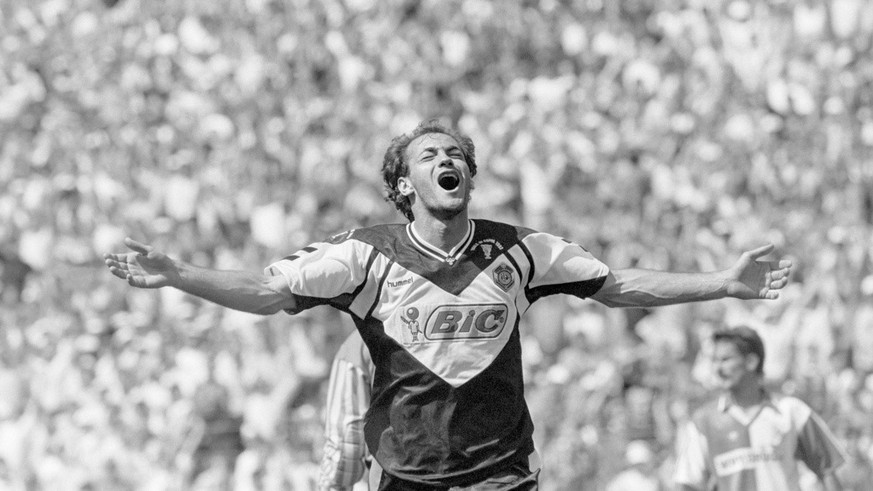 Lugano-Spieler Nestor Subiat jubelt nach seinem Tor beim Cupfinal. Der FC Lugano gewinnt am 31. Mai 1993 im Wankdorf-Stadion in Bern den Cupfinal gegen den Grasshopper Club mit 4 zu 1 Toren. (KEYSTONE ...