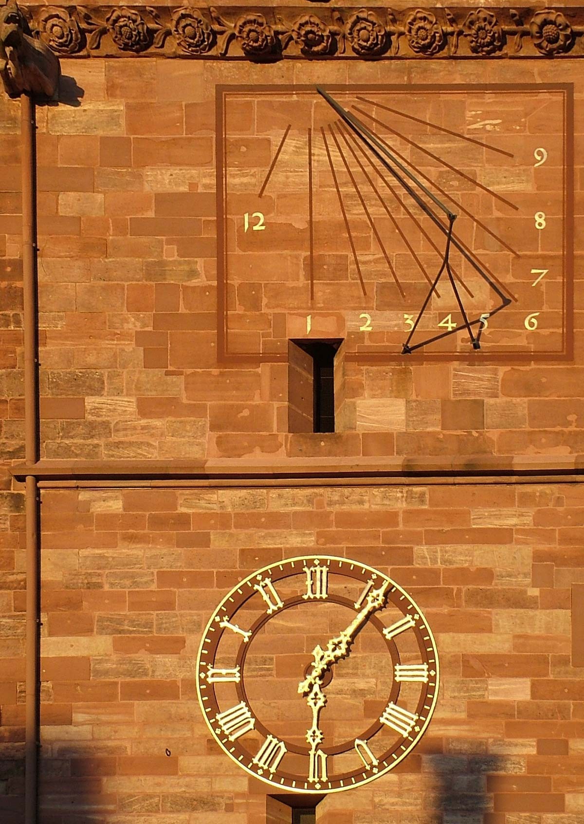 Polstab-Sonnenuhr an der Fassade des Basler Münsters.
https://commons.wikimedia.org/wiki/File:Sundial_at_the_Muenster,_Basel.jpg