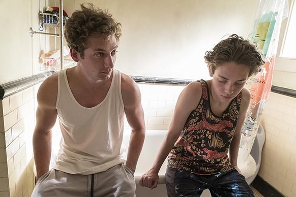 Jeremy Allen White and Ethan Cutkosky in Shameless: Nicht ganz nüchtern (2011)