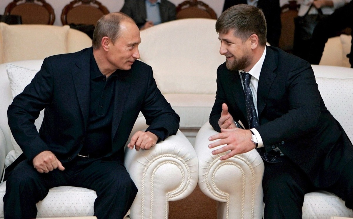 epa01163299 Russian President Vladimir Putin (L) speaks with Chechen President Ramzan Kadyrov (R) during a meeting with the crew of the '12' movie in the Novo-Ogaryovo Putin's residence ...