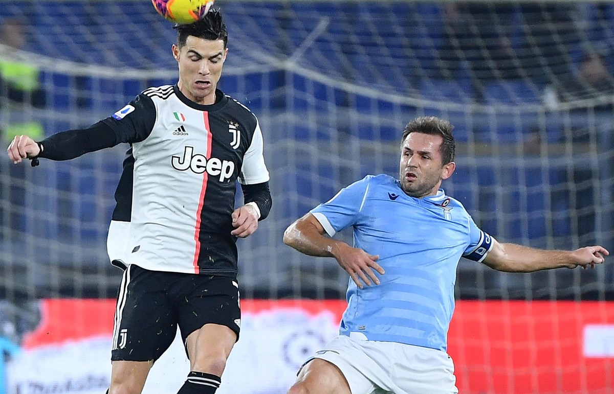 epa08053122 SS Lazio's Senad Lulic (R) vies for the ball with FC Juventus' Cristiano Ronaldo during the Italian Serie A soccer match between SS Lazio and FC Juventus at the Olimpico stadium  ...