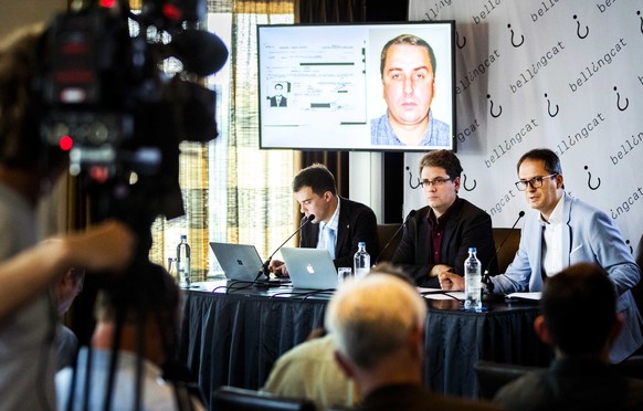 epa06761950 Eliot Higgins (C) of open source research organization Bellingcat addresses a press conference on findings into the Malaysia Airlines flight MH17 downing, in Scheveningen, Netherlands, 25  ...