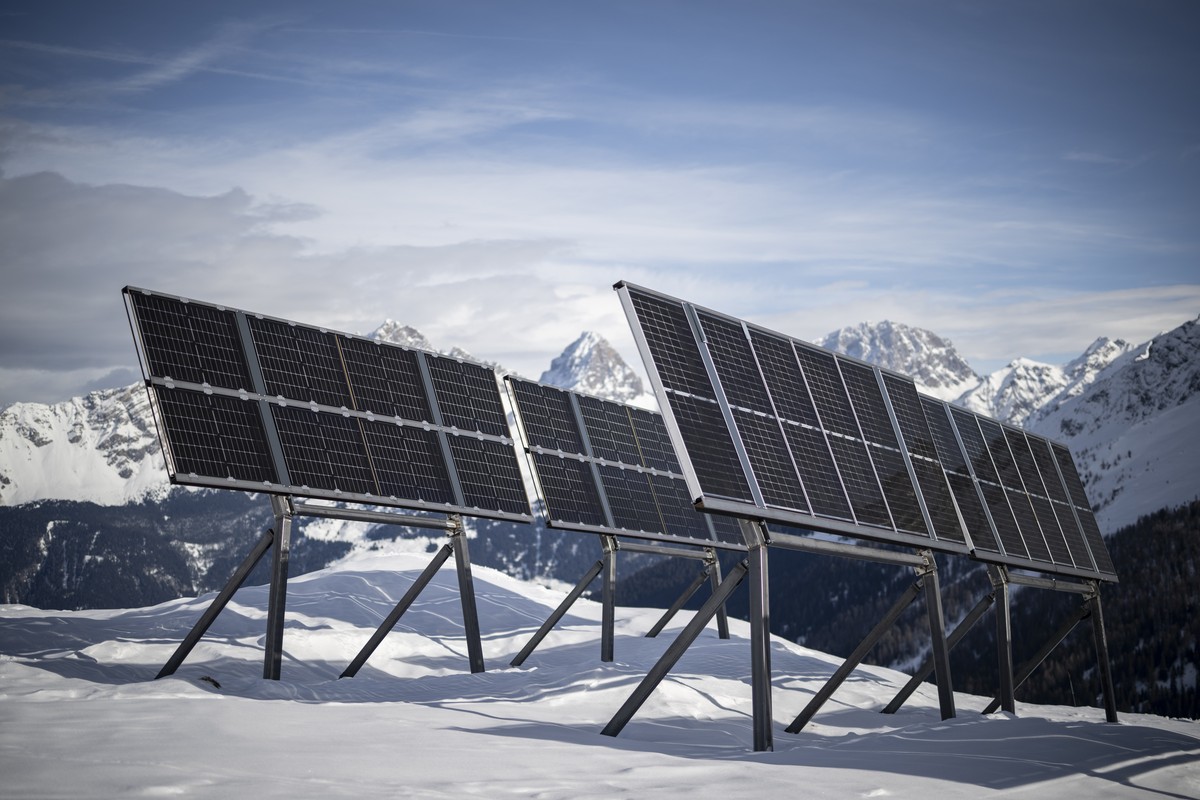 Blick auf die Testanlage "Tschers" des geplanten Grossprojektes Nandro-Solar des Elektrizitaetswerk der Stadt Zuerich EWZ, aufgenommen am Mittwoch, 24. Januar 2024, in Surses. Die Gemeindeve ...