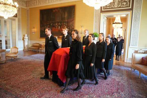 epa13202524 King Harald V's coffin is carried from the Red Salon to the Palace Chapel, accompanied by members of the royal family and court staff through the historic halls of the Palace in Oslo, ...