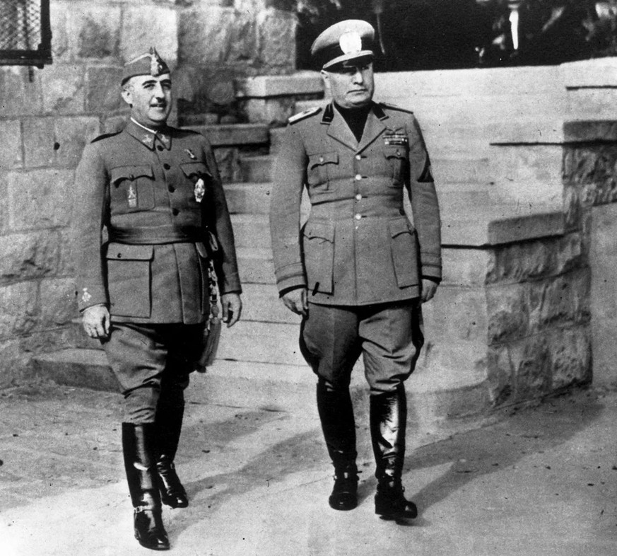 Benito Mussolini (rechts) unterstützte General Franco bereits seit dem Beginn des Spanischen Bürgerkriegs im Juli 1936. Das Bild der beiden Diktatoren wurde 1941 aufgenommen.
https://commons.wikimedia ...
