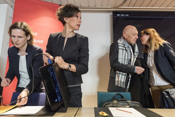 SP Nationalraetin Evi Allemann, BE, die Staenderaete Pascale Bruderer, SP-AG und Daniel Jositsch, SP-ZH, sowie Nationalraetin Chantal Gallade, SP-ZH, von links, richten sich ein, bevor sie mit weitere ...