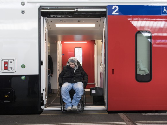 Thea Mauchle, Praesidentin der Behindertenkonferenz Kanton Zuerich, steigt in ihrem Rollstuhl in den neuen Fernverkehr-Doppelstockzug der SBB &quot;FV-Dosto&quot; im Hauptbahnhof in Zuerich, aufgenomm ...