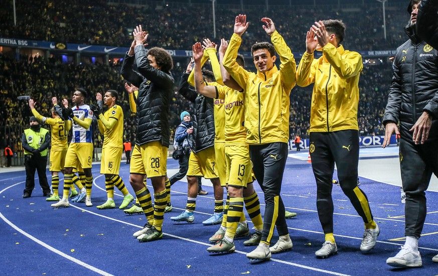 30.11.2019, Berlin: Fussball: Bundesliga, Hertha BSC - Borussia Dortmund, 13. Spieltag, Olympiastadion. Dortmunds Spieler Lukasz Piszczek (l-r), Dan-Axel Zagadou, Manuel Akanji, Axel Witsel, Jadon San ...