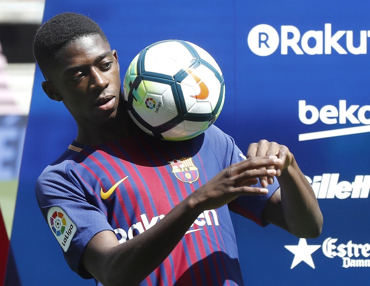 epa06168414 Barcelona's FC new player, French Ousmane Dembele, poses during his presentation at Camp Nou stadium in Barcelona, Spain, 28 August 2017. Dembele, from Borussia Dortmund, signed a 105 ...