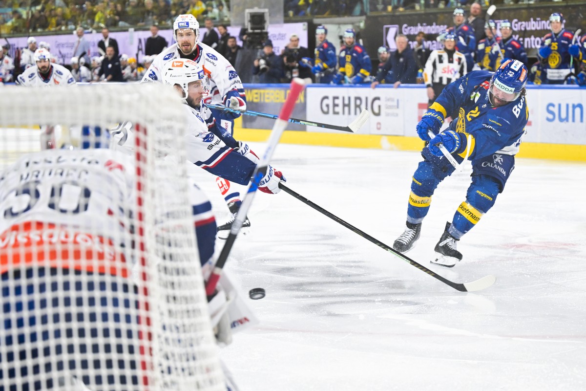Brendan Lemieux (HCD), rechts, trifft zum 2-1 gegen Torhueter Simon Hrubec (ZSC) beim fuenften Eishockey Playoff Halbfinalspiel der National League zwischen HC Davos (HCD) und ZSC Lions (ZSC), am Sonn ...
