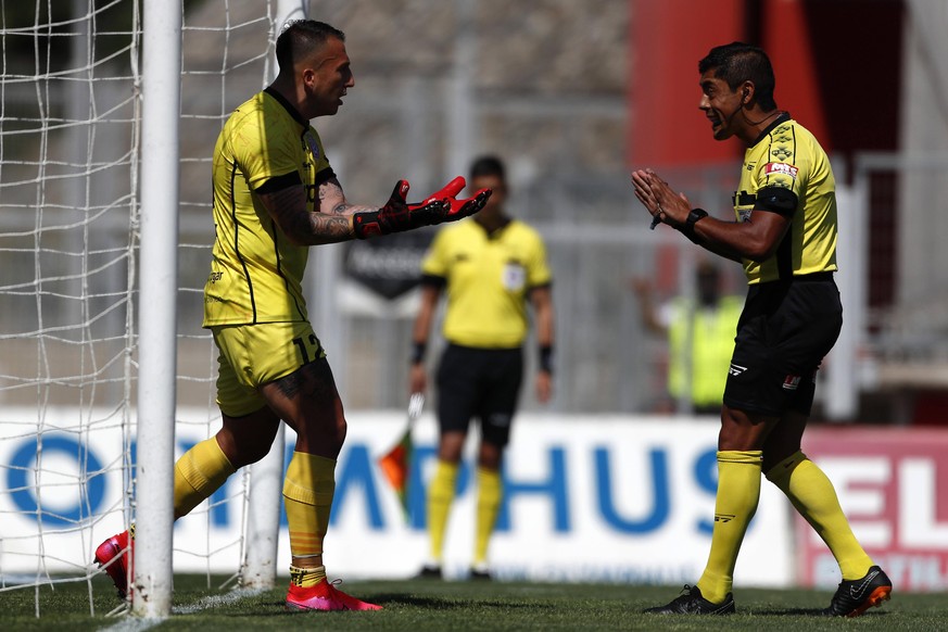 Futbol, Curico Unido vs Universidad Catolica. Decimoquinta fecha, campeonato Nacional 2020. El arquero de Curico Unido Fabian Cerda discute con el arbitro Nicolas Gamboa durante el partido de primera  ...