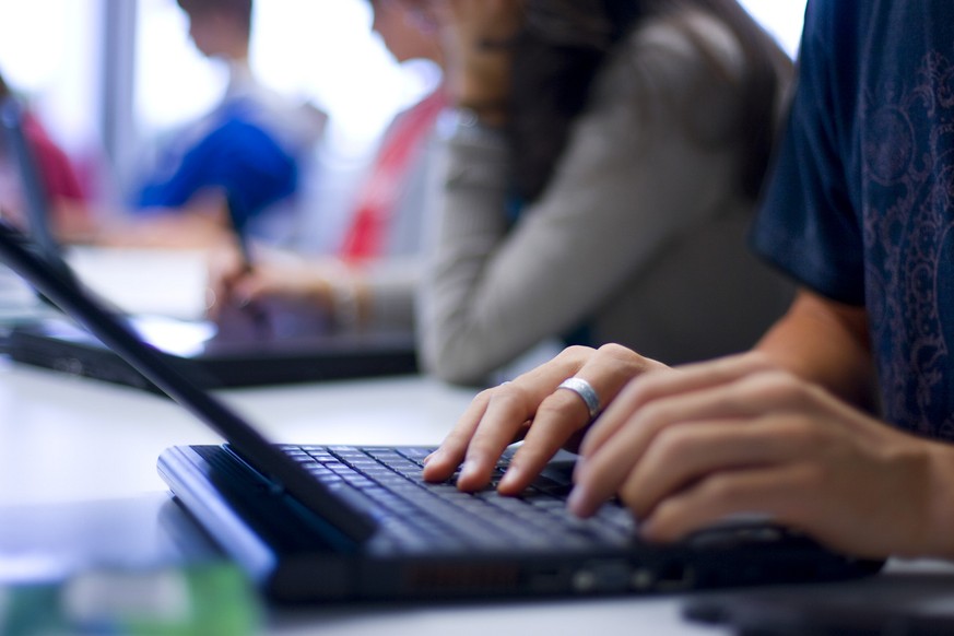 Students of Zurich International School (ZIS) in Adliswil in the canton of Zurich, Switzerland, sit in a class room and work on their laptops, pictured on September 26, 2008. ZIS is a private and inte ...