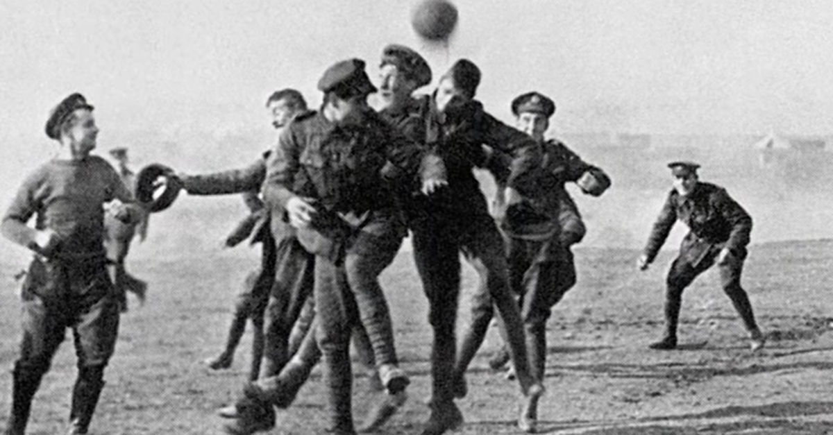 Spontane-Verbr-derung-im-1-Weltkrieg-kicken-deutsche-und-britische-Soldaten-an-der-Front