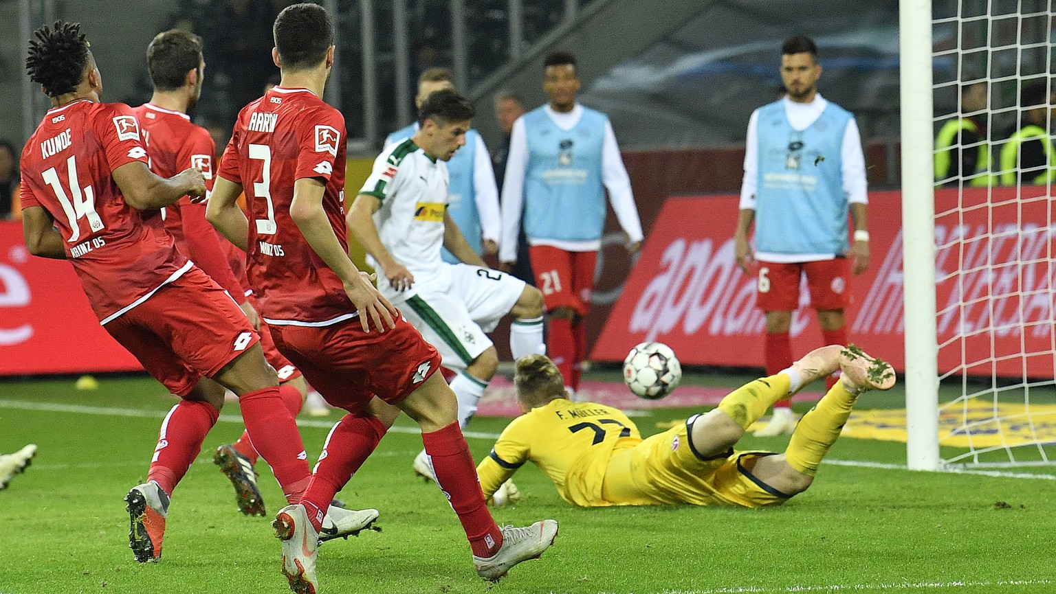 Mainz&#039;s defense watching Moenchengladbach&#039;s Jonas Hofmann scoring his second goal during the German Bundesliga soccer match between Borussia Moenchengladbach and FSV Mainz 05 in Moenchenglad ...