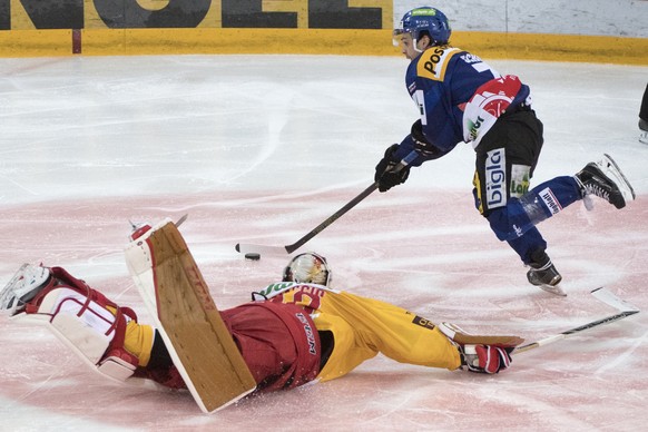 Biels Julian Schmutz, rechts, kaempft um den Puck, gegen Langnaus Goalie Damiano Ciaccio, waehrend dem Meisterschaftsspiel in der NLA zwischen dem EHC Biel und den SCL Tigers, am Freitag, 11. November ...