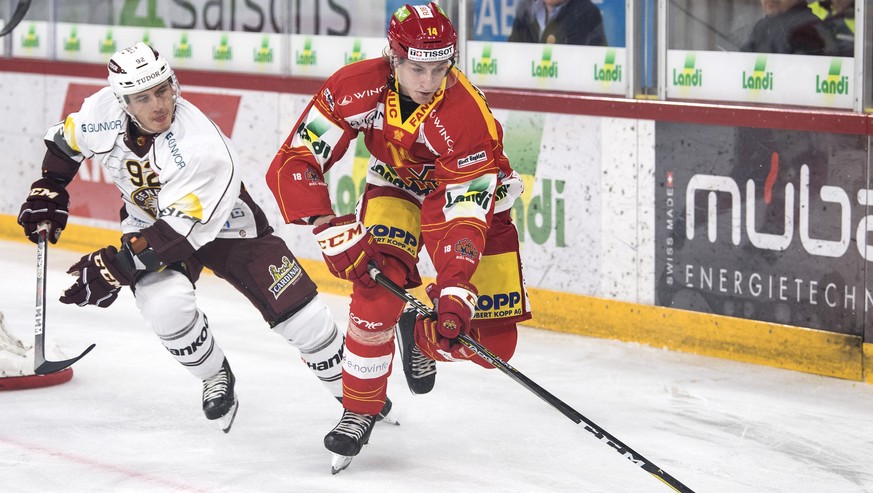 Biels Janis Jerome Moser, rechts, im Duell mit Genfs Eliot Berthon im Eishockey Meisterschaftsspiel der National League zwischen dem EHC Biel und dem Geneve Servette HC, am Freitag, 21. September 2018 ...