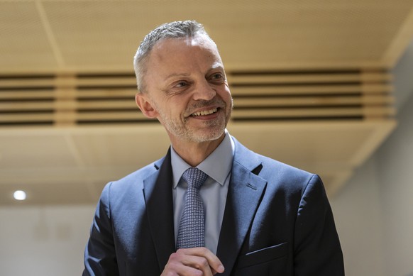 Hans-Ueli Vogt, ZH, freut sich als einer der beiden offiziellen Kandidaten der SVP fuer die Bundesratsersatzwahl, nach der SVP-Fraktionssitzung ueber seine Nomination, am Freitag, 18 November 2022 in  ...