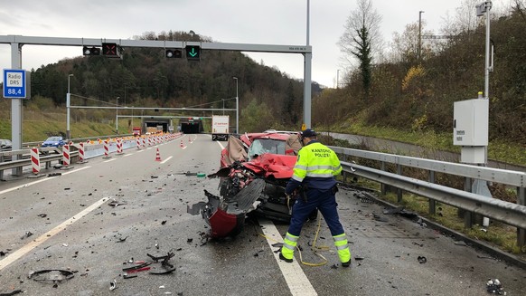 HANDOUT --- Auf der A3 bei Effingen prallte am Mittwoch, 27. November 2019, ein Automobilist mit massiver Wucht ins Heck eines anderen Wagens. Dieser wurde nach vorne gegen einen Lastwagen geschoben u ...