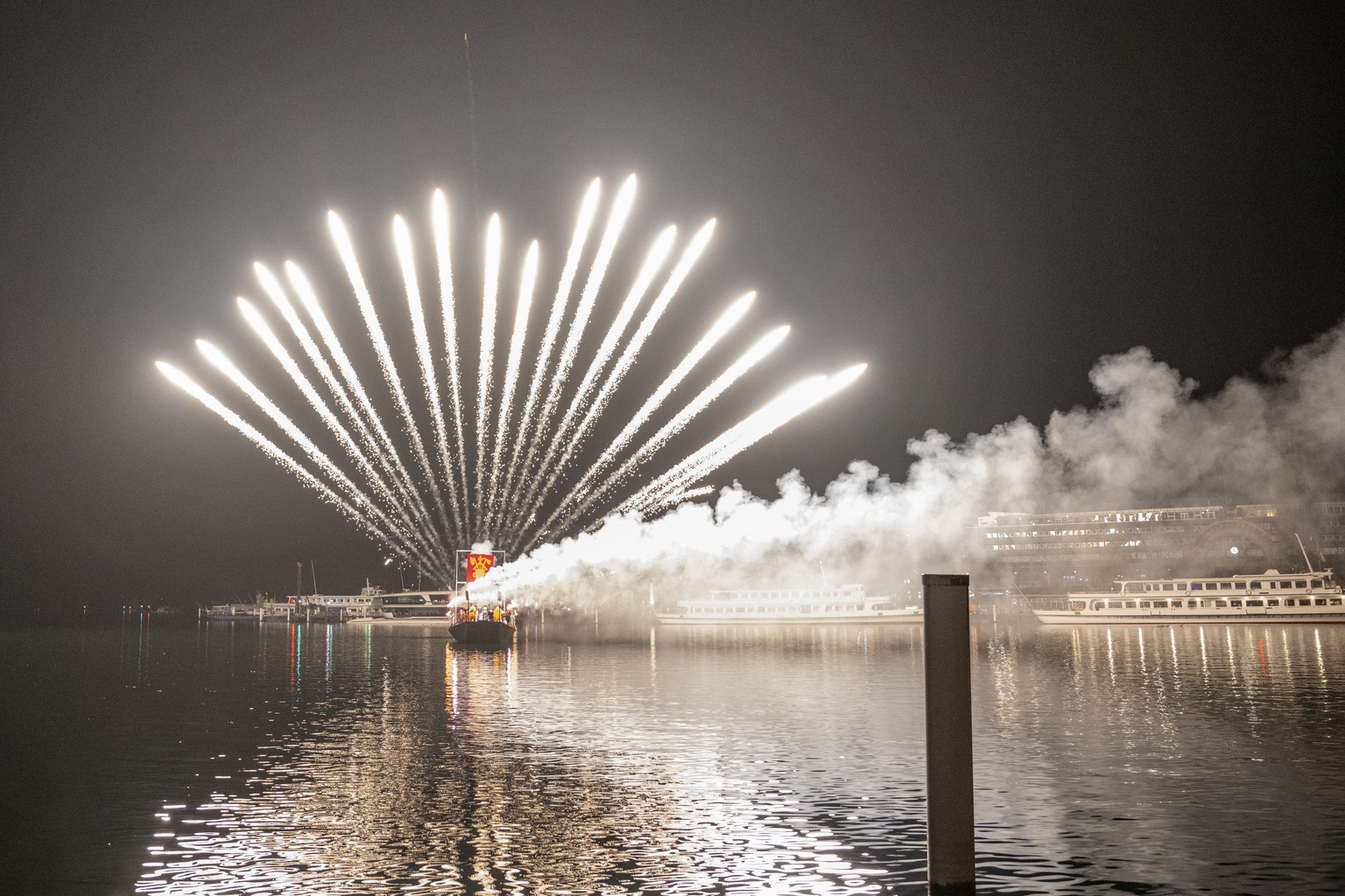 Der Urknall auf den Vierwaldstaettersee an der Fritschi-Tagwache der Luzerner Fasnacht am Schmutzigen Donnerstag, 8. Februar 2024 in Luzern. Die Luzerner Fasnacht dauert vom Donnerstag 8. Februar bis  ...