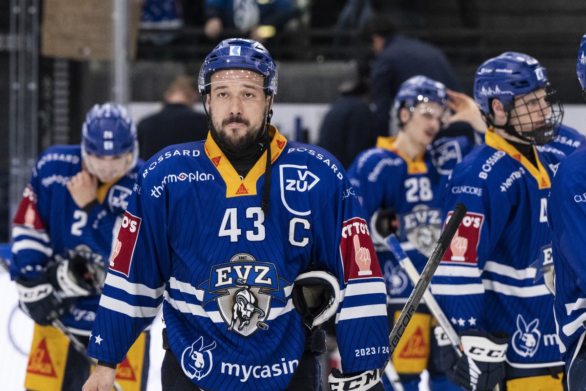 Die Spieler von Zug mit Jan Kovar, mitte, reagieren nach der Niederlage Eishockey Playoff 1/2 Final, Spiel 2 der National League zwischen dem EV Zug und den ZSC Lions am Mittwoch, 3. April 2024 in Zug ...