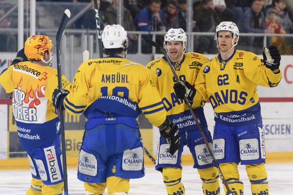 Davos Topscorer Broc Little, Davos Andres Ambuehl, Davos Sven Jung, und Davos Felicien Du Bois, von links, jubeln nach dem Tor (1-2), im ersten Eishockey Playoff-Viertelfinalspiel der National League  ...