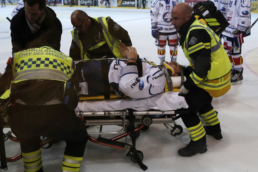 ZSC-Spieler Derek Smith muss mit der Bahre abtransportiert werden.