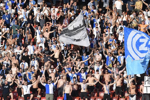 GC Fans beim Fussballspiel der Super League FC Zuerich gegen den Grasshopper Club Zuerich im Stadion Letzigrund in Zuerich am Samstag, 21. August 2021. (KEYSTONE/Walter Bieri)