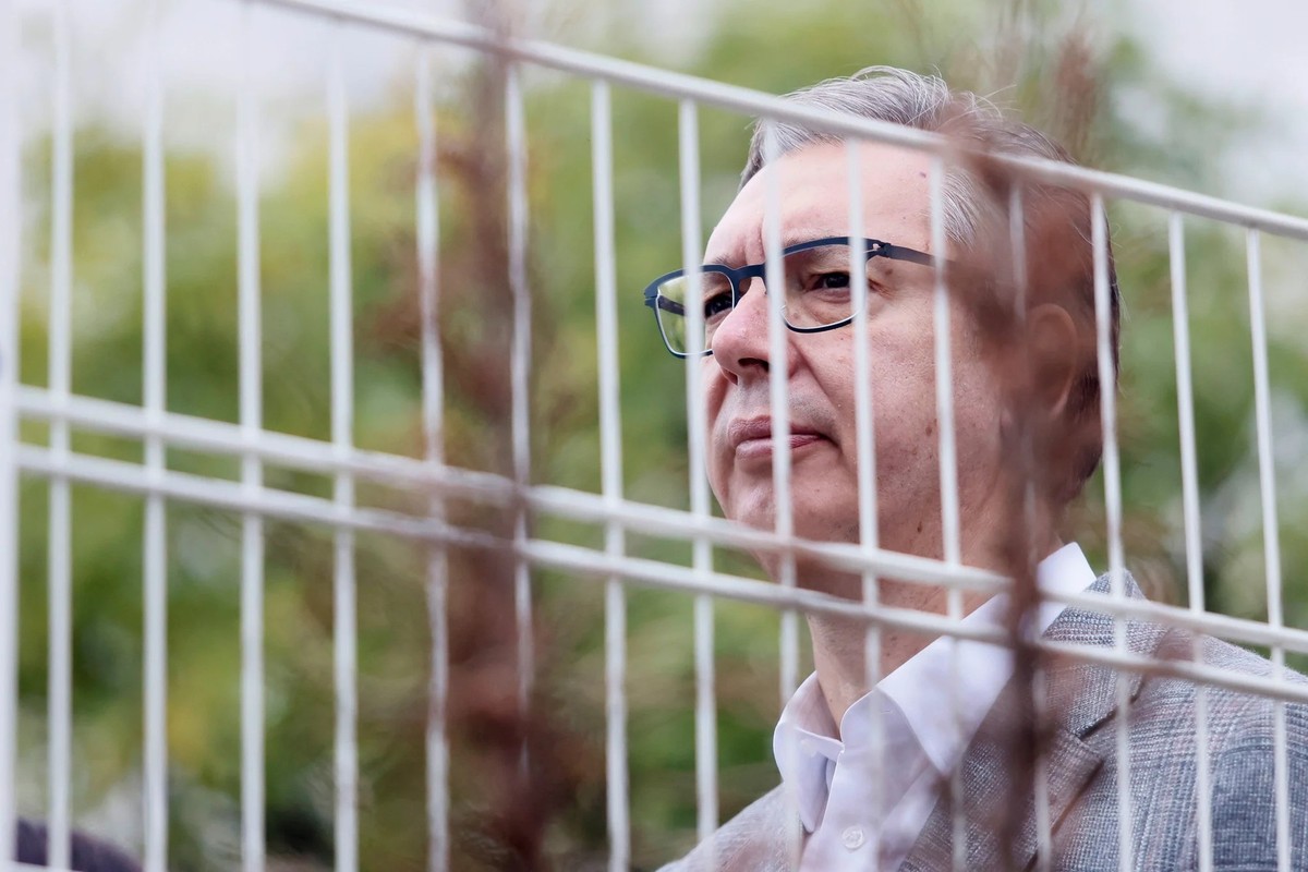 Premier-Kandidat Aleksandar Vučić auf dem Weg zur Wahlurne.