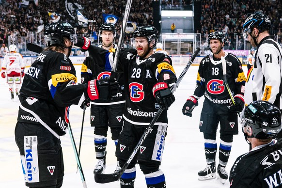 L?attaquant fribourgeois Christoph Bertschy, centre, celebre son but avec l&#039;attaquant fribourgeois Marcus Sorensen, gauche, le defenseur fribourgeois Benoit Jecker, er le defenseur fribourgeois R ...